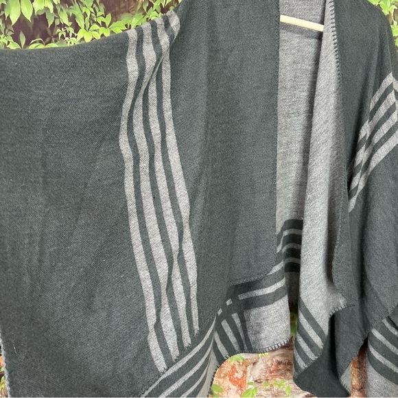 BB DAKOTA Reversible Charcoal Plaid Blanket Wrap, O/S - Picture 7 of 11